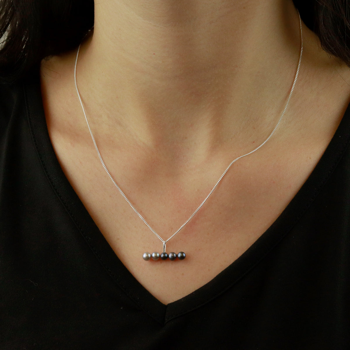 Contrasting Pearl Bar Pendant Necklace