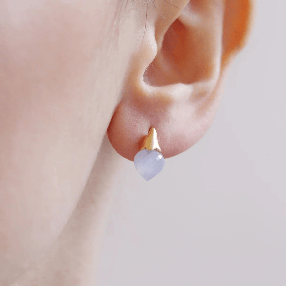 What are stud earrings?