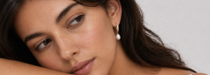 woman-wearing-pearl-earrings-from-mounir-london