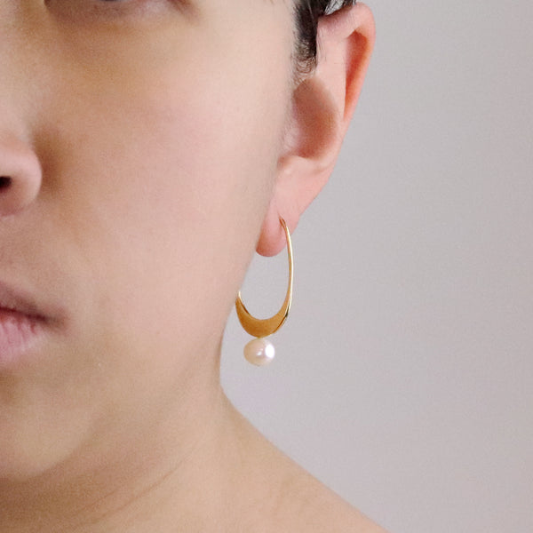 Round Pearl Crescent Earring