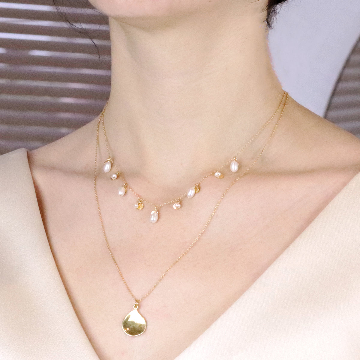 Shimmery Discs & Pearls Necklace