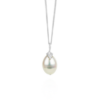 Elegant single pearl necklace featuring a unique textured detail for a sophisticated look.