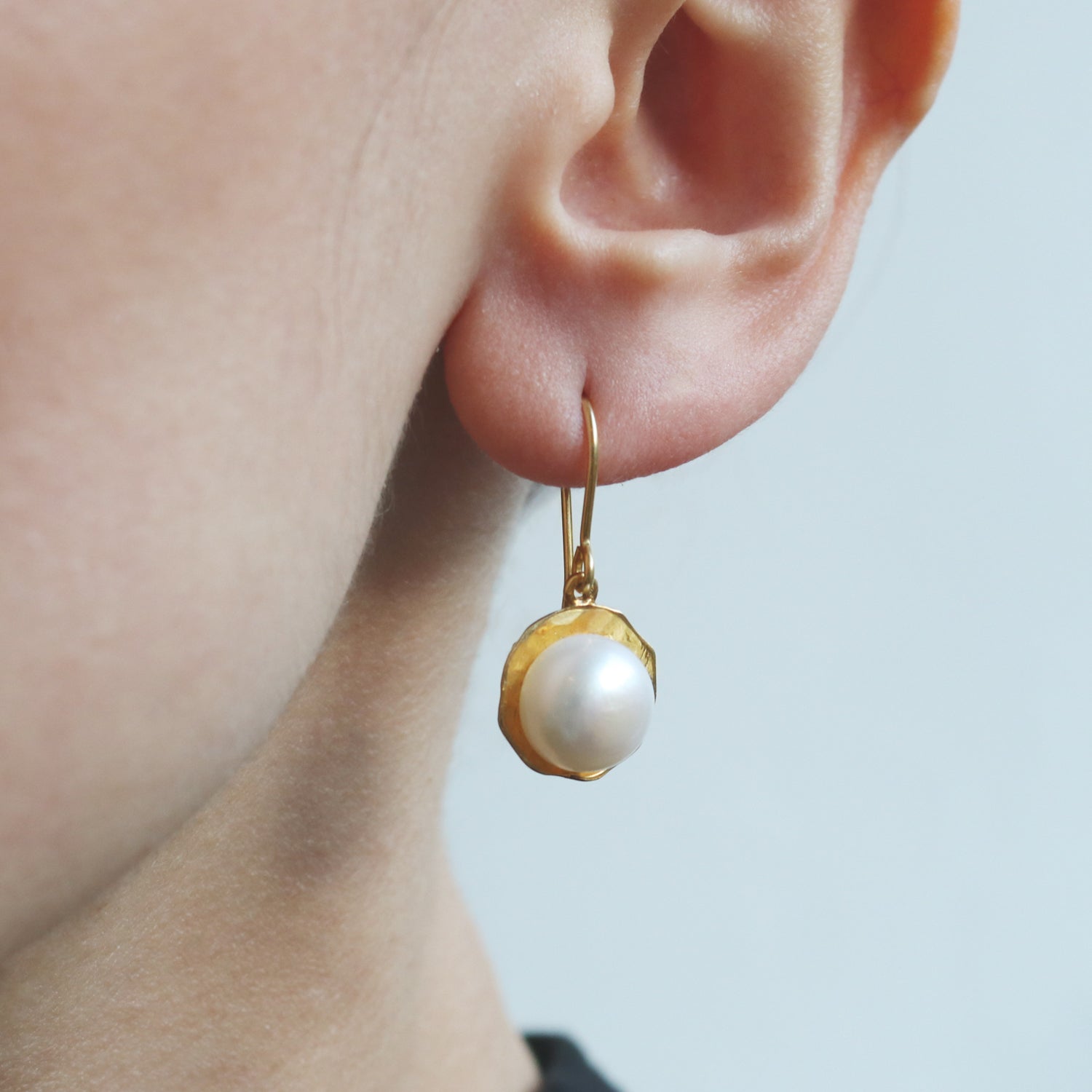 Leverback earrings with large pearl in silver